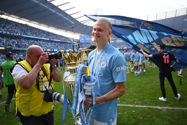 看着就冷🥶哈兰德赛后社媒晒最佳奖杯+冰水浴