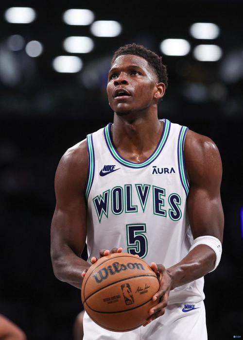 记者：前球队后卫、米堡主帅罗伯特-爱德华兹也是狼队新帅候选