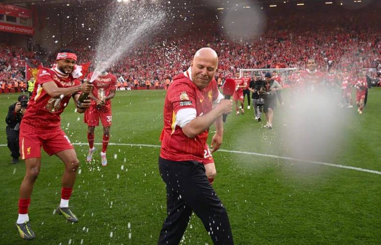 斯洛特在西北足球颁奖典礼上荣膺赛季最佳主帅，利物浦社媒祝贺