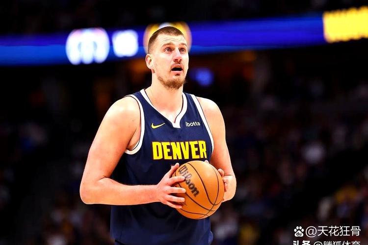 天空体育:张伯伦回归阿森纳训练,等待找到下家