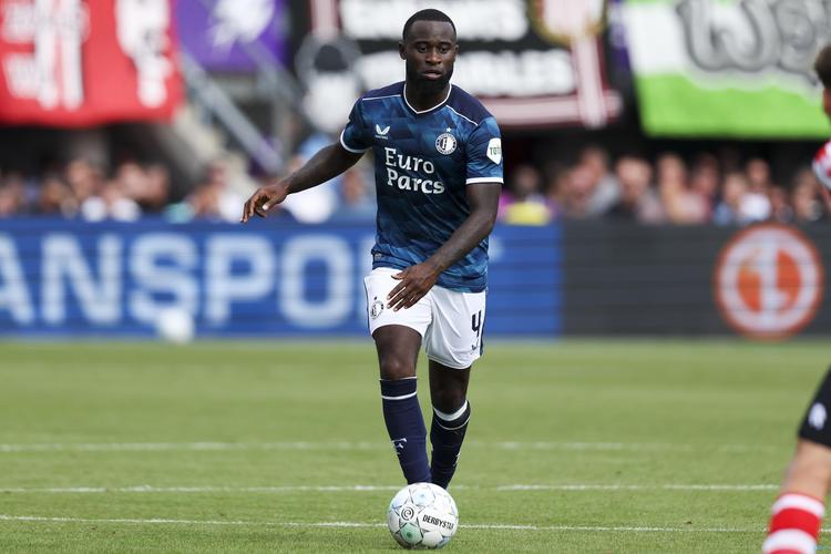 费耶诺德19岁后卫雷德谈与拜仁传闻：队友都开始用德语跟我说话