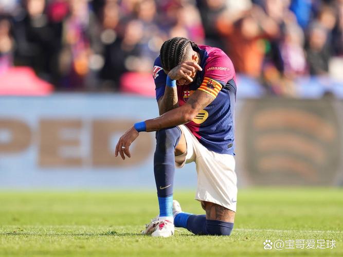 米内罗最后时刻再扳一球,但裁判吹罚马纳法犯规在先