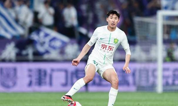 国安球员曹永竞、乃比江等人代表球队开展“足球一堂课”公益活动