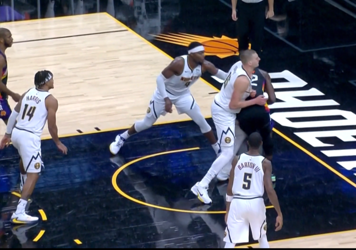 一顺百顺！卡姆·斯潘塞刚上场 强突高难度压哨抛投命中！