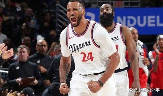 接锅球！20号秀鲍威尔弧顶迎着布里奇斯命中压哨三分