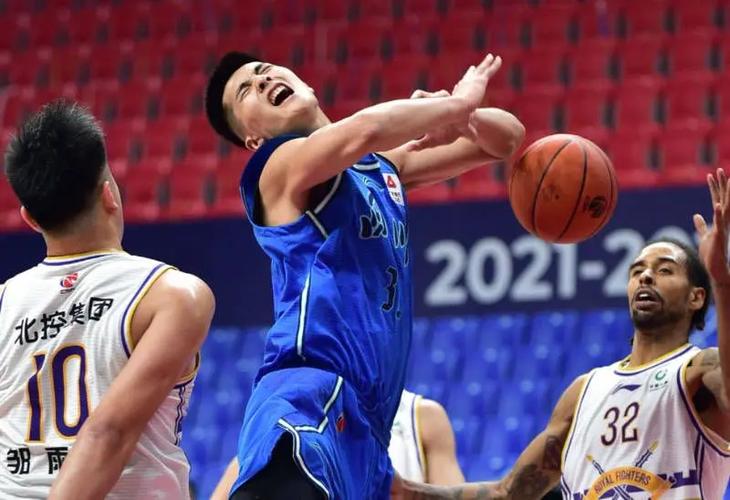 曹芳晒视频和同曦签试训合同：兄弟们如果我留下来了 体测能过吗